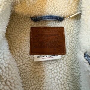 Classic Levi’s Original Denim Trucker Jacket with cozy faux shearling lining Xs